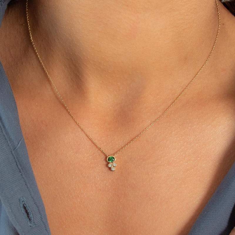 Collier plaqué or pierre synthétique verte et zirconias 45cm - vue porté 1