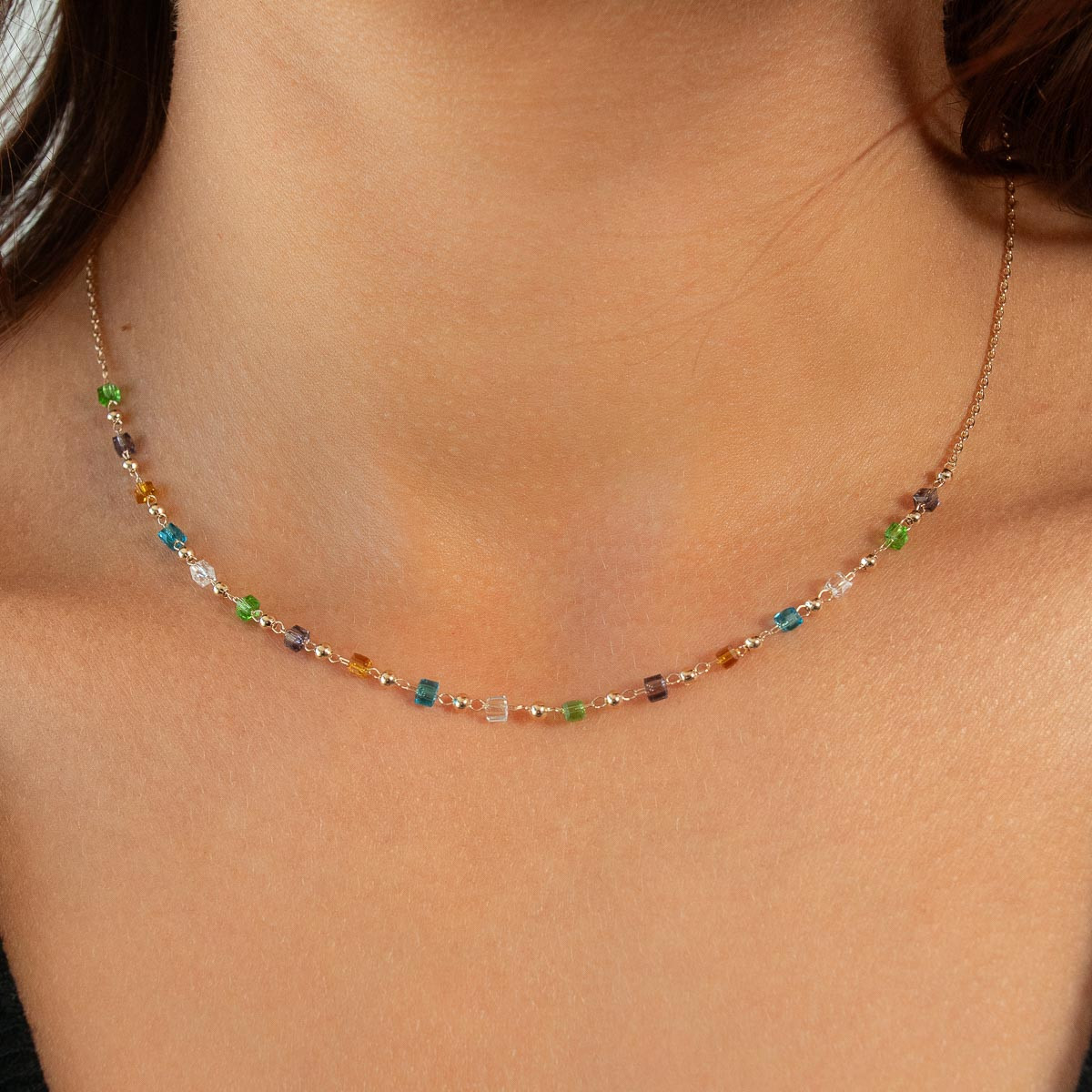 Collier plaqué or pierres synthétiques multicolores 45cm - vue porté 1