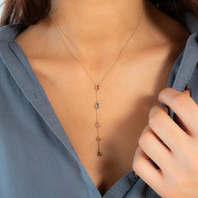 Collier plaqué or pierres synthétiques multicolores 45cm - vue porté 1
