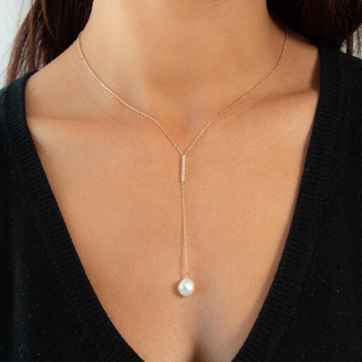 Collier plaqué or zirconias et perle blanche 45 cm - vue porté 1