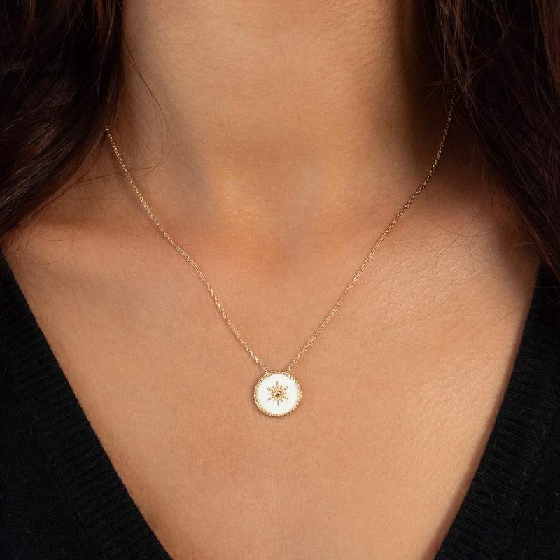 Collier plaqué or laque blanche 45 cm - vue porté 1
