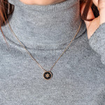 Collier plaqué or laque noire 45 cm - vue porté 1