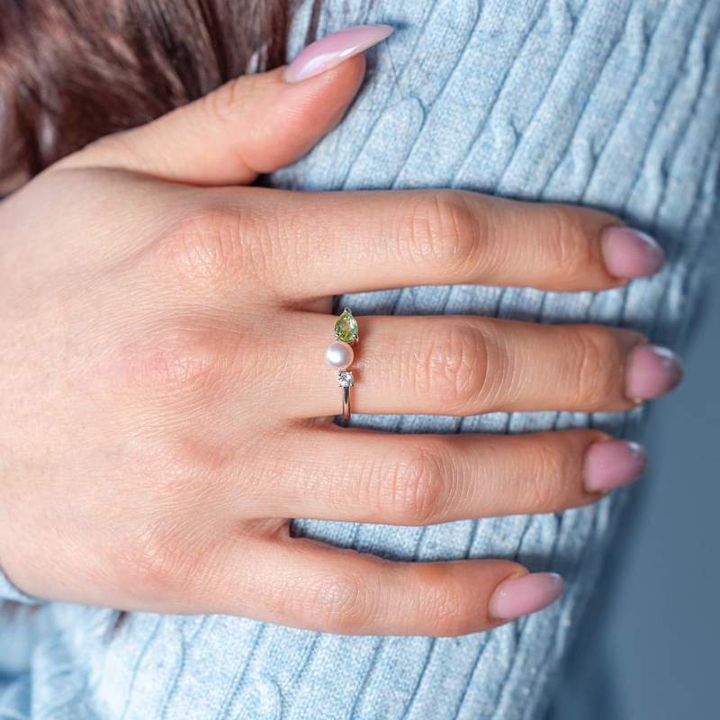 Ring van 925 zilver met Chinese parel, peridoot en witte topaas – foto 1 (gedragen)