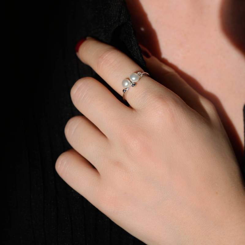 Ring van 925 zilver met Chinese parels en zirkonia's - gedragen 2