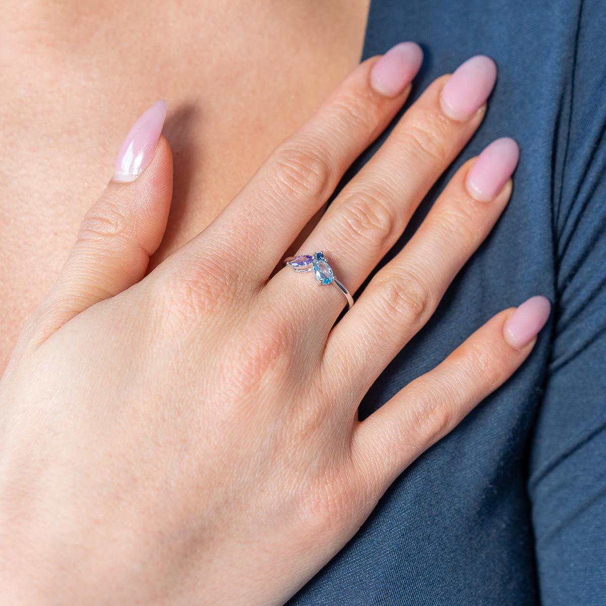 Bague argent 925 pierres synthétiques bleues et violettes - vue porté 1