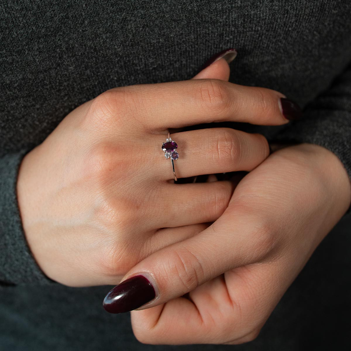 Ring van 925 zilver met rhodoliet granaat, amethist en behandelde witte topaas - gedragen 1