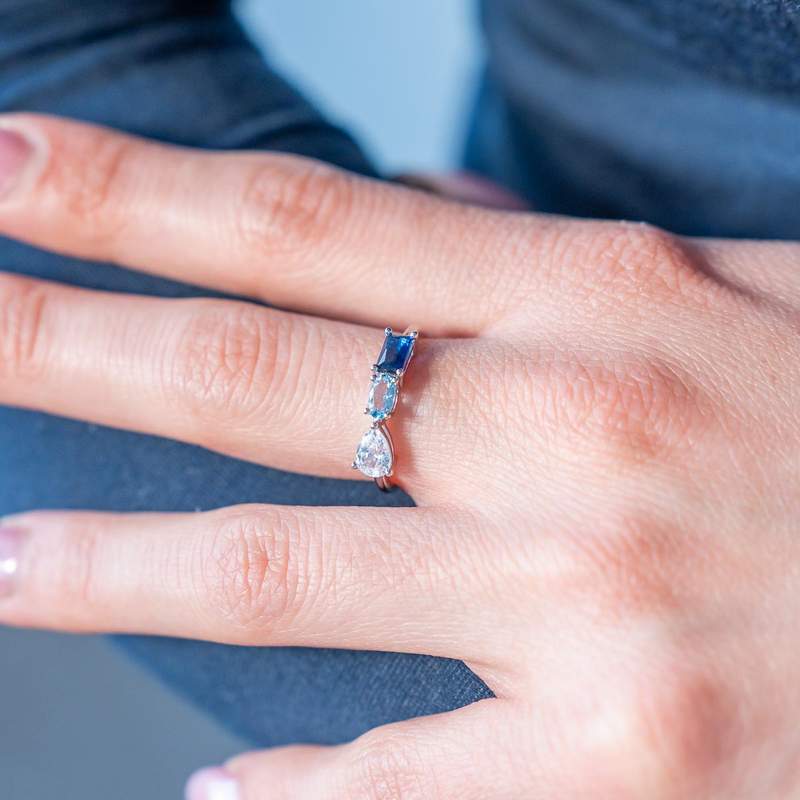 Bague argent 925 pierres synthétiques bleues et zirconias - vue porté 1