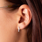 Boucles d'oreilles argent 925 perles d'eau douce et zirconias - vue porté 1