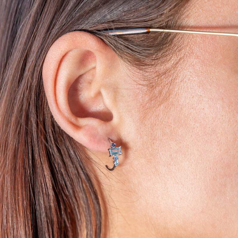 Demi créoles argent 925 topazes traitées et pierres synthétiques bleues - vue porté 1