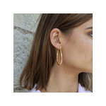 Créoles plaqué or allongées et torsadées - vue porté 2