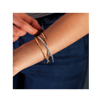 Driekleurig vergulde armband met in elkaar gevlochten ringen