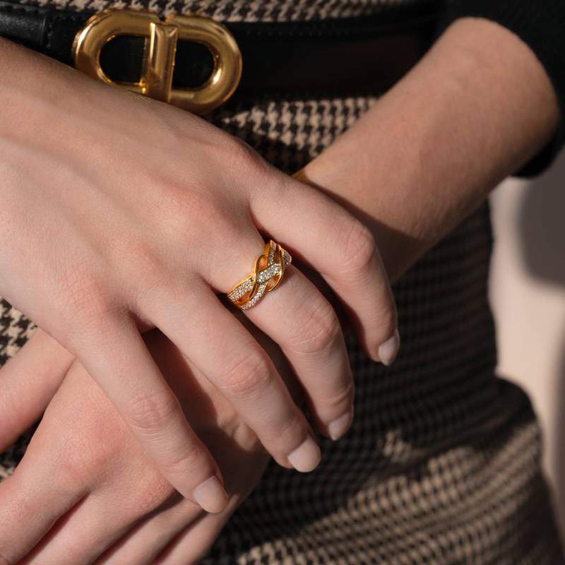 Bague plaqué or entrelacée 2 tons zirconias - vue porté 2