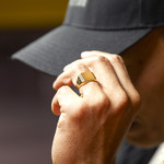 Chevalière plaqué or carrée - vue porté 1