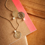 Boucles d'oreilles dorées perles de culture imitation - vue D3