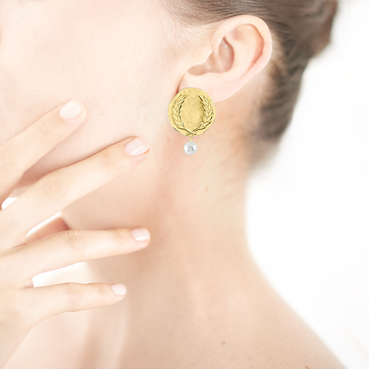 Boucles d'oreilles dorées perles de culture imitation - vue porté 1