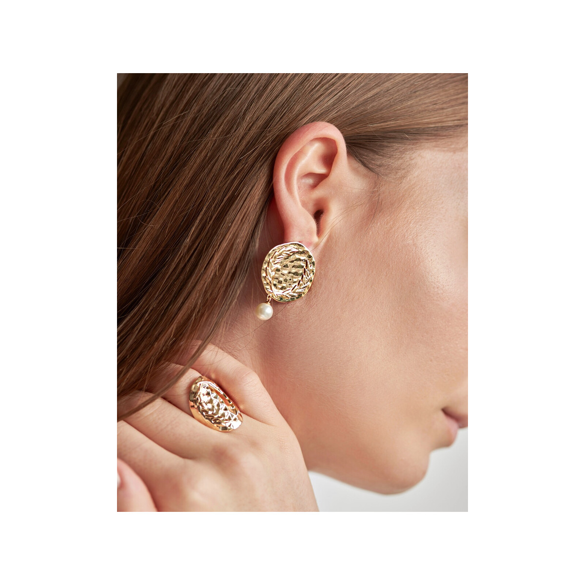 Boucles d'oreilles dorées perles de culture imitation - vue porté 2