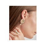 Boucles d'oreilles dorées perles de culture imitation - vue porté 2