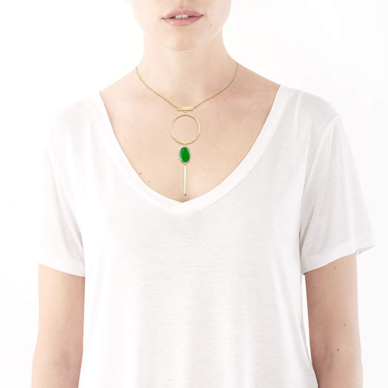 Collier doré acrylique - vue porté 1