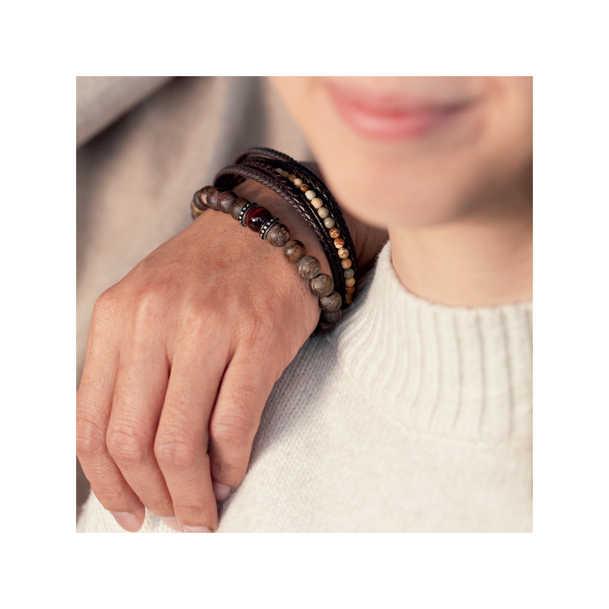 Bracelet cordon synthétique et pierres multirangs  22 cm - vue porté 2