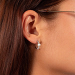 925 zilveren halve hoepel oorbellen met zoetwaterparels en ziconia's - bekijk gedragen 1