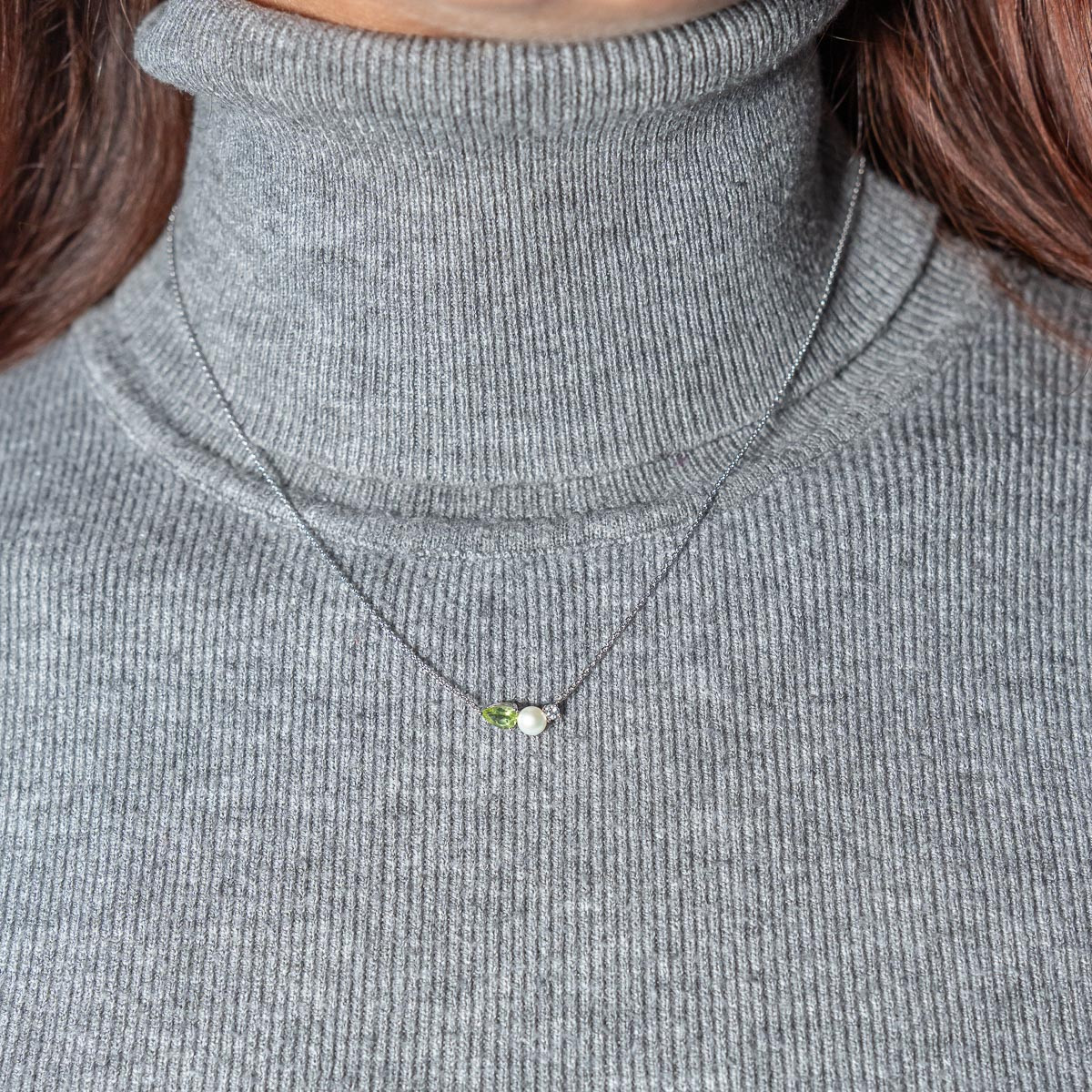 925 zilveren ketting met Chinese parel, peridoot en behandelde witte topaas, 45 cm - gedragen 1