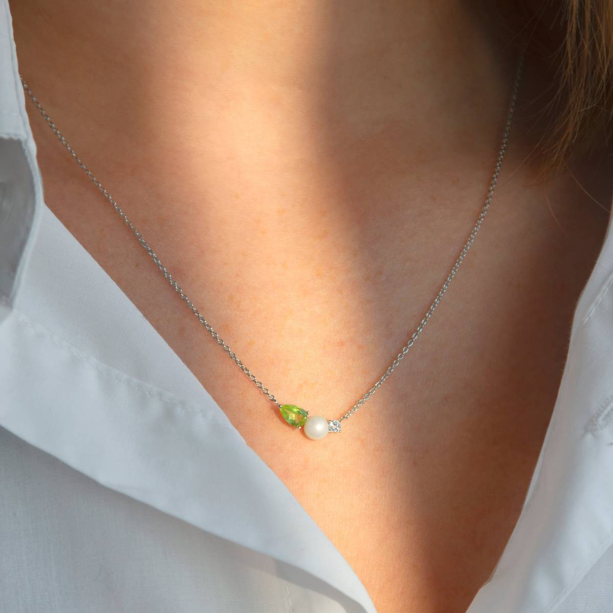 925 zilveren ketting met Chinese parel, peridoot en behandelde witte topaas, 45 cm - gedragen 2