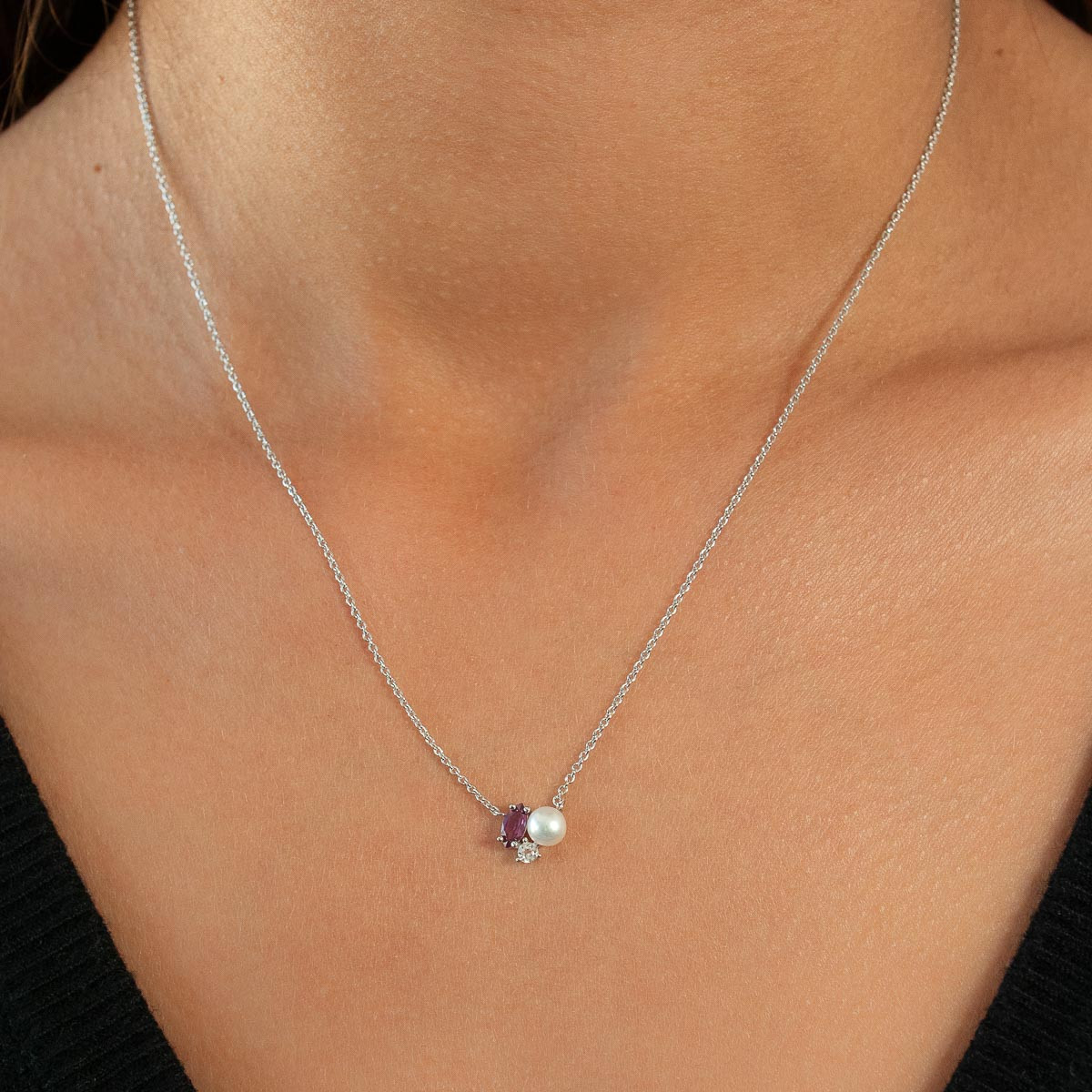 Zilveren ketting 925 met Chinese parel, rhodoliet granaat en behandelde witte topaas 45 cm - gedragen 1