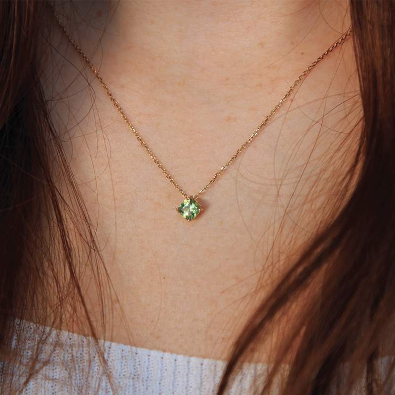 Collier or 375 jaune péridot 0.70ct 45cm - vue porté 1