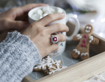 Ring van 925 zilver met rode zirkonia en witte zirkonia's