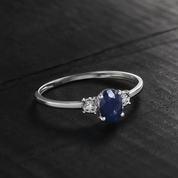 Ring van 375 witgoud met saffier 0,55 ct en diamant 0,01 ct