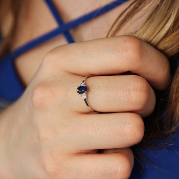 Ring van 375 witgoud met saffier 0,55 ct en diamant 0,01 ct