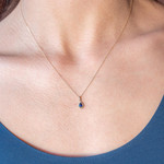 Collier or 375 jaune diamant et saphir 45cm - vue porté 1