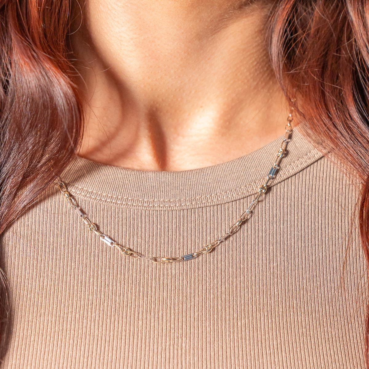 CHAINE or jaune 375 or rhodié, maille grain de café alternée 50 cm - vue porté 1