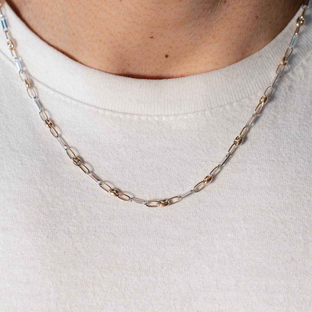 CHAINE or jaune 375 or rhodié, maille grain de café alternée 50 cm - vue porté 2