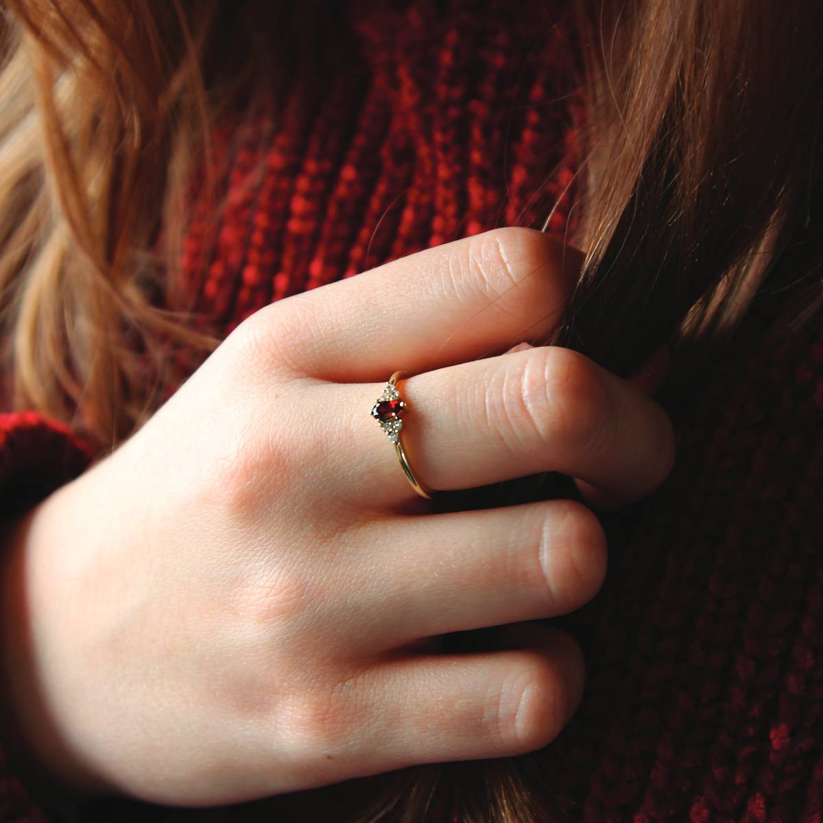 Bague or 375 jaune grenat et zirconias - vue porté 1