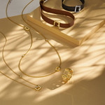 Bague plaqué or jaune multi boucles ajourées et zirconias - vue D2