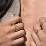 Bague plaqué or jaune multi boucles ajourées et zirconias - vue porté 1