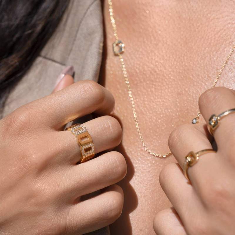 Bague plaqué or jaune multi boucles ajourées et zirconias - vue porté 1