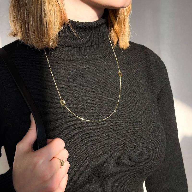 Collier plaqué or jaune boucles ajourées et zirconias - vue porté 1