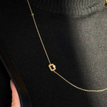 Collier plaqué or jaune boucles ajourées et zirconias - vue porté 2