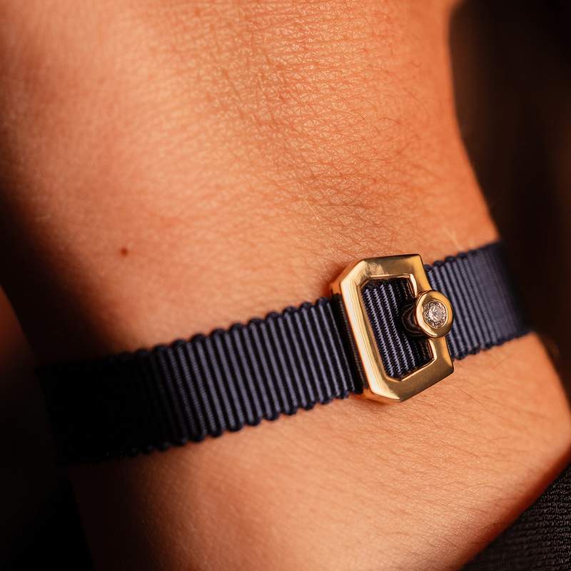 Bracelet boucle plaqué or jaune zirconias ruban marine 21cm - vue porté 1
