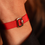 Bracelet boucle plaqué or jaune zirconias ruban rouge 21cm - vue porté 1