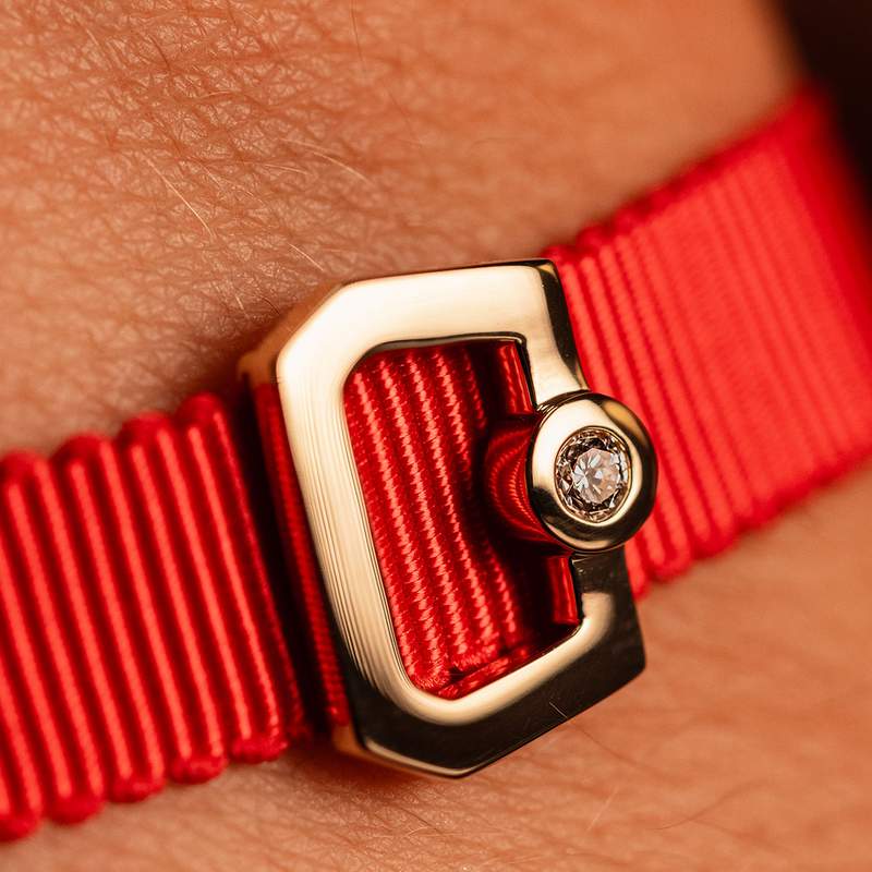 Bracelet boucle plaqué or jaune zirconias ruban rouge 21cm - vue porté 2