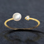 Bague or 375 jaune perle et zirconias - vue D1