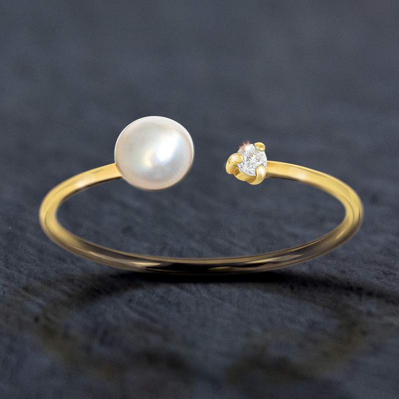 Gold ring 375 yellow pearl and zirconias - view D1
