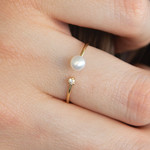 Bague or 375 jaune perle et zirconias - vue porté 1