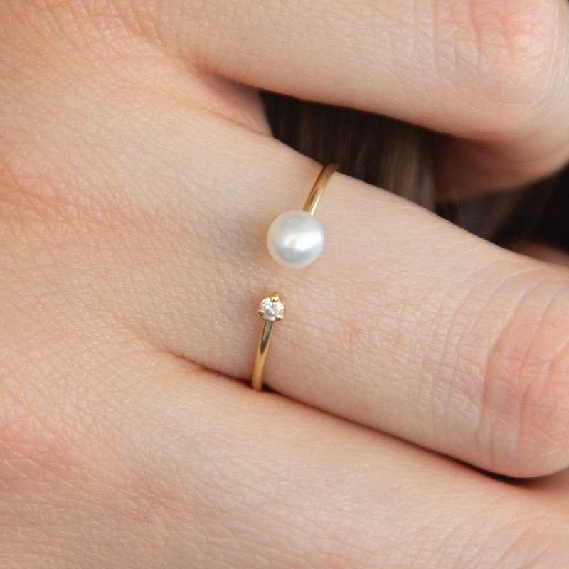 Gold ring 375 yellow pearl and zirconias - view worn 1