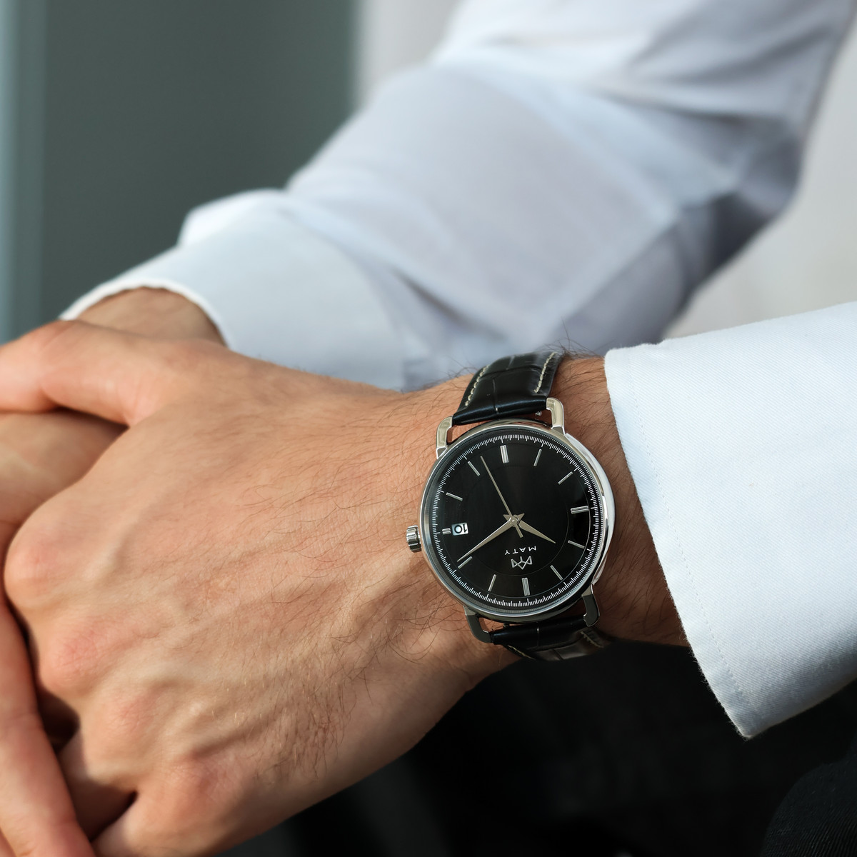 Montre MATY homme, bracelet cuir noir - vue porté 1