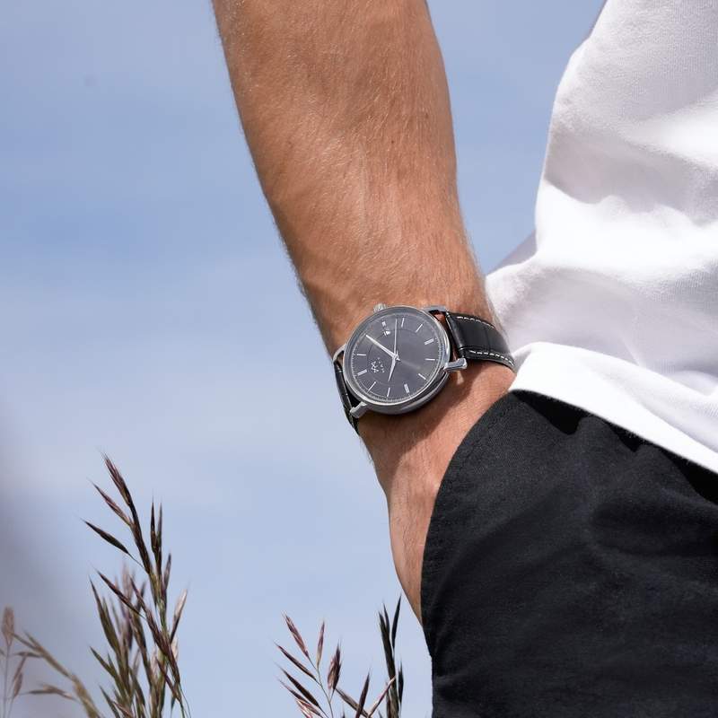 Montre MATY homme, bracelet cuir noir - vue porté 2