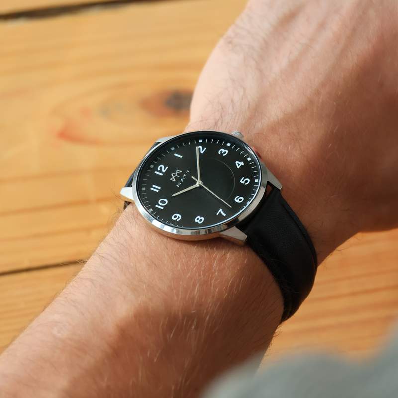 Montre MATY homme, bracelet cuir noir - vue porté 1